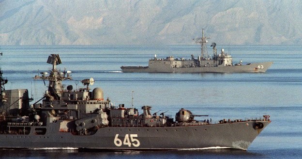 Radziecki (na pierwszym planie) i amerykański okręt wojenny /AFP