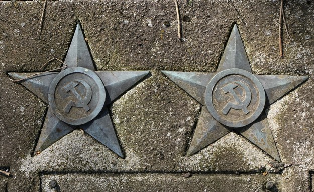 Radzieckie gwiazdy w Cybince. Na murze tamtejszego cmentarza jest także popiersie Stalina / 	Lech Muszyński    /PAP