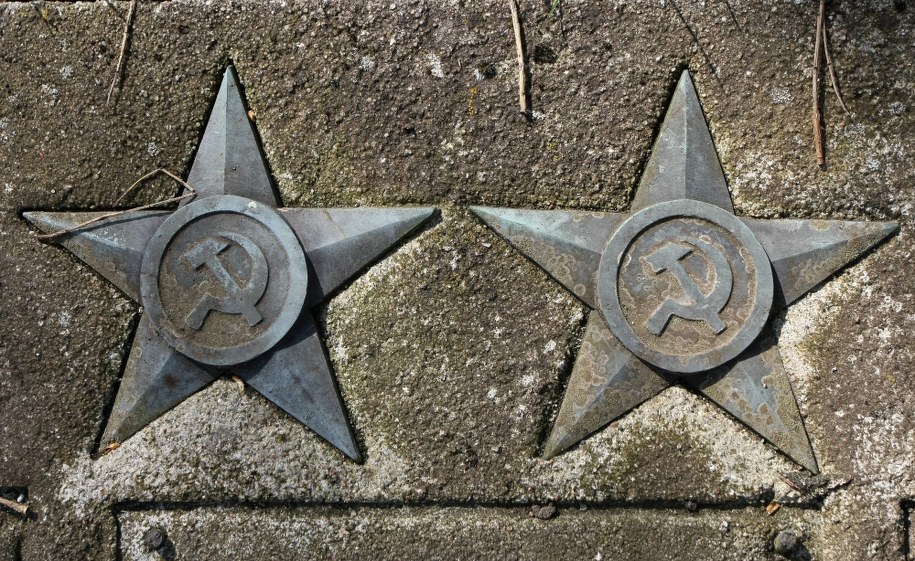 Radzieckie gwiazdy w Cybince. Na murze tamtejszego cmentarza jest także popiersie Stalina / 	Lech Muszyński    /PAP