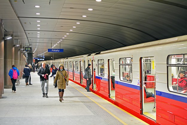 Radzieckie pociągi serii 81 jeżdżą w tunelach metra warszawskiego /Shutterstock