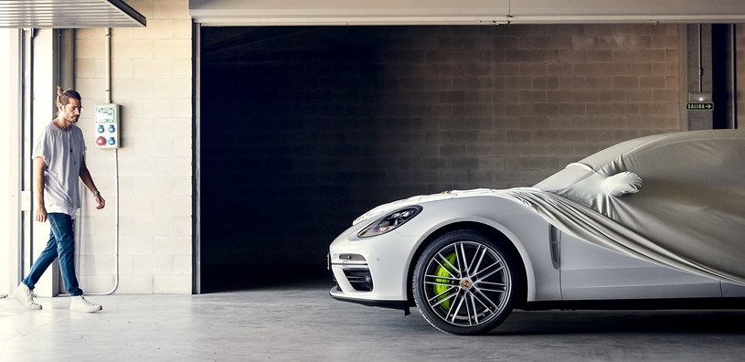 Radzimir Dębski i Porsche PanameraTurbo S E-Hybrid Sport Turismo /Informacja prasowa