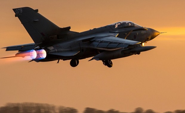 RAF bombarduje ISIS. "Rzeź w Paryżu pokazała nam klarownie zagrożenie. Oni nami gardzą"