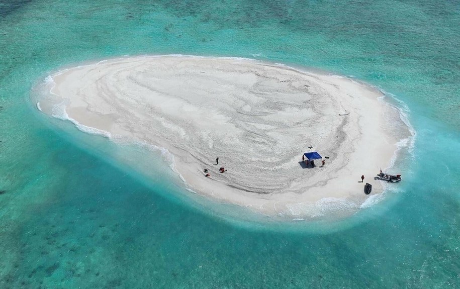 Rafa Sandy Cay na zdjęciu z marca 2024 r. /AFP PHOTO /PHILIPPINE COAST GUARD/BUREAU OF FISHERIES AND AQUATIC RESOURCES (PCG/BFAR) /East News
