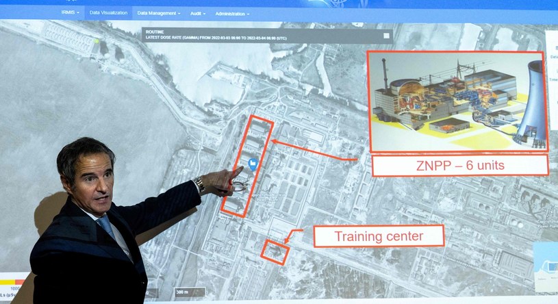 Rafael Grossi, dyrektor generalny Międzynarodowej Agencji Energii Atomowej (MAEA), przy mapie ukraińskiej elektrowni atomowej w Zaporożu, 4 marca br. /AFP