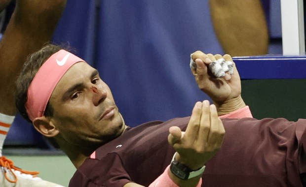 Rafael Nadal sam uderzył się rakietą w twarz. Potrzebna była przerwa