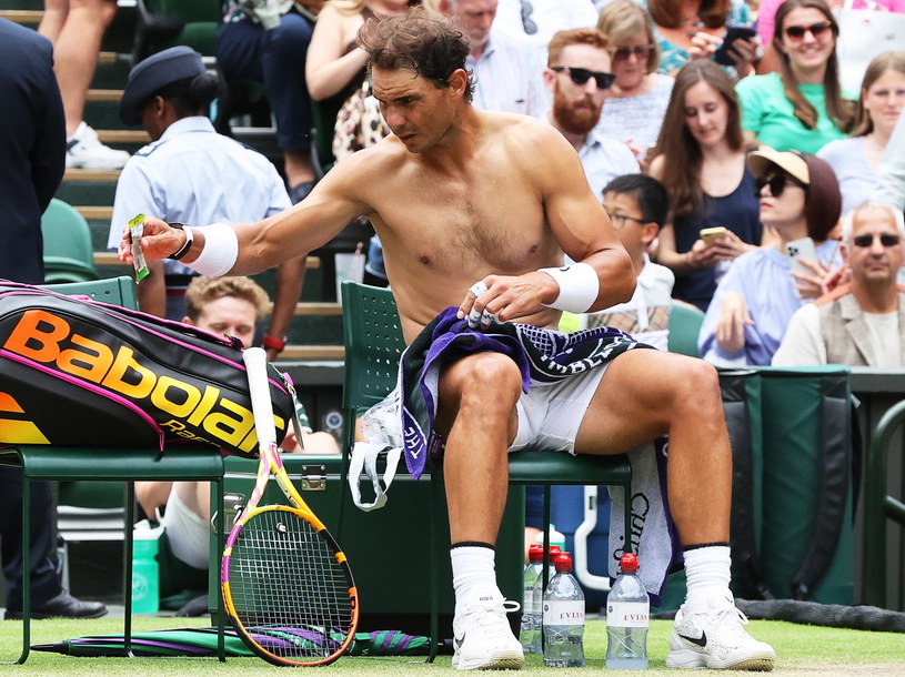 Rafael Nadal z problemami zdrowotnymi podczas meczu z Taylorem Fritzem, Wimbledon 2022 /PAP/EPA