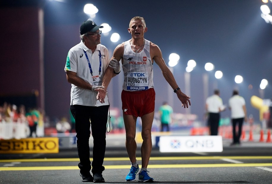 Rafał Augustyn na mecie chodu na 50 km podczas lekkoatletycznych mistrzostw świata w Dausze / 	Adam Warżawa    /PAP