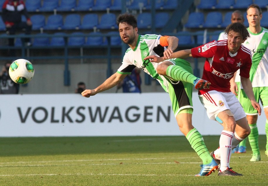 Rafał Boguski z Wisły oraz Diego z VfL Wolfsburg przy piłce podczas towarzyskiego meczu pomiędzy Wisłą Kraków a grającym w 1. Bundeslidze VfL Wolfsburg w Krakowie /Jacek Bednarczyk /PAP