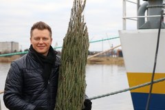 Rafał Brzozowski rozdaje w Szczecinie choinki od RMF FM