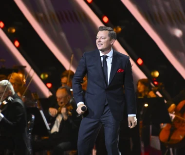 Rafał Brzozowski zaśpiewał w Polsacie w hołdzie dla ukochanej mamy. "Daje dużą przestrzeń i to jest cudowne" [WIDEO]