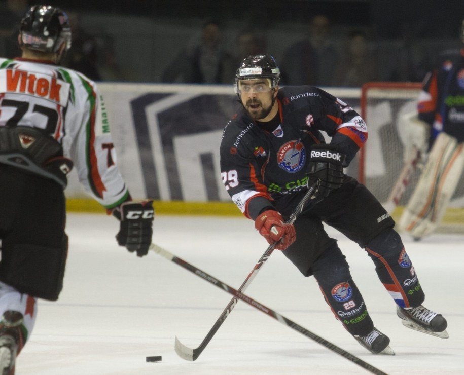 Rafał Dutka (po prawej) z Ciarko PBS Bank KH Sanok i Josef Vitek z GKS-u Tychy w piątym meczu finałowym fazy play off ubiegłego sezonu, kwiecień 2014 /Andrzej Grygiel /PAP