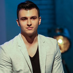 Rafał Majewski z "X Factor" wraca z singlem. Posłuchaj "Nie dla mnie"