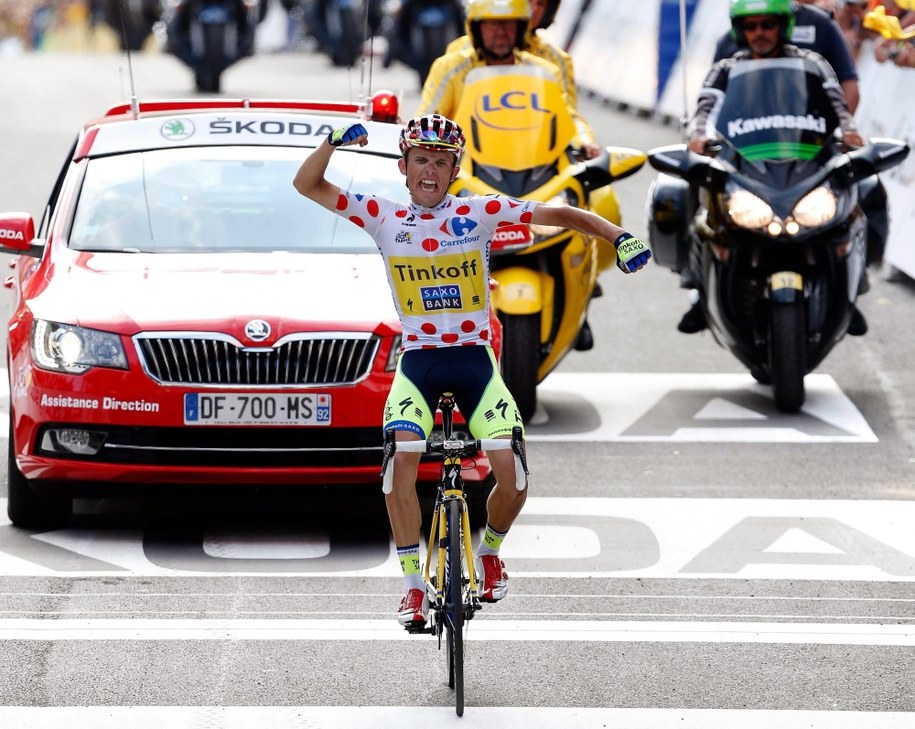 Rafał Majka na mecie 17. etapu Tour de France /BAS CZERWINSKI  /PAP/EPA