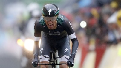 Rafał Majka uczestniczył w kraksie. Próbuje dogonić peleton