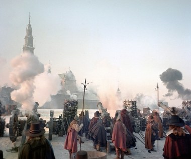 Rafał Marszałek na łamach "Literatury" docenił zaś pracę operatora Jerzego Wójcika. "Film Hoffmana nasycony jest ikonografią. Przepyszne militaria, małodworskie pejzaże i zamkowa architektura, wystawność i egzotyka strojów (obraz pochodu wojsk szwedzkich! portret Bogusława Radziwiłła!) domagałyby się podziwu nawet jako statyczne piękności, a przecież uchwycone zostały w zmienności i w ruchu. Trudno przy tym przecenić zasługi Wójcika, najwybitniejszego chyba dziś polskiego operatora. Jego sztuka sprawia, że w 'Potopie' upamiętniają się nie tylko bitwy, pojedynki i pogonie, ale fragmenty z literackiego punktu widzenia 'asemantyczne'" - pisał Marszałek.