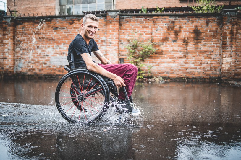 Rafał Mikołajczyk, mimo niepełnosprawności, uprawia sport i pomaga innym wrócić do normalnego życia /Fundacja "Moc pomocy" /materiały prasowe