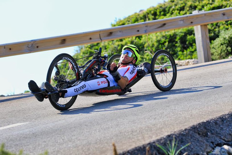 Rafał Mikołajczyk to paraolimpijczyk, poruszający się na specjalistycznym rowerze / Fot: Facebook /Informacja prasowa