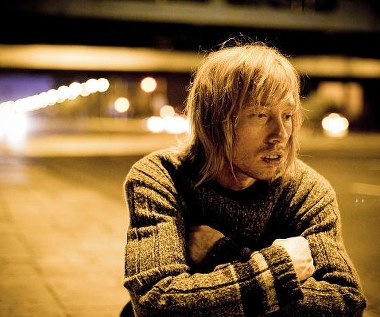 Rafał Mohr w scenie z filmu "Trzy siostry T"