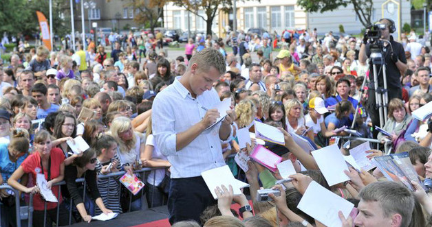 Rafał Mroczek podczas rozdawania autografów, fot.Jacek Kurnikowski &nbsp; /AKPA