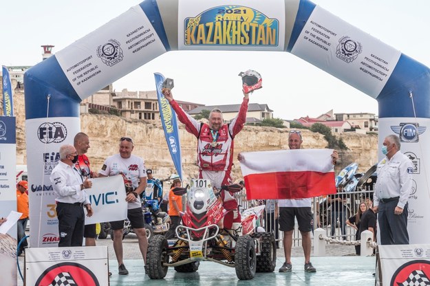 Rafał Sonik na podium w Kazachstanie /Materiały prasowe