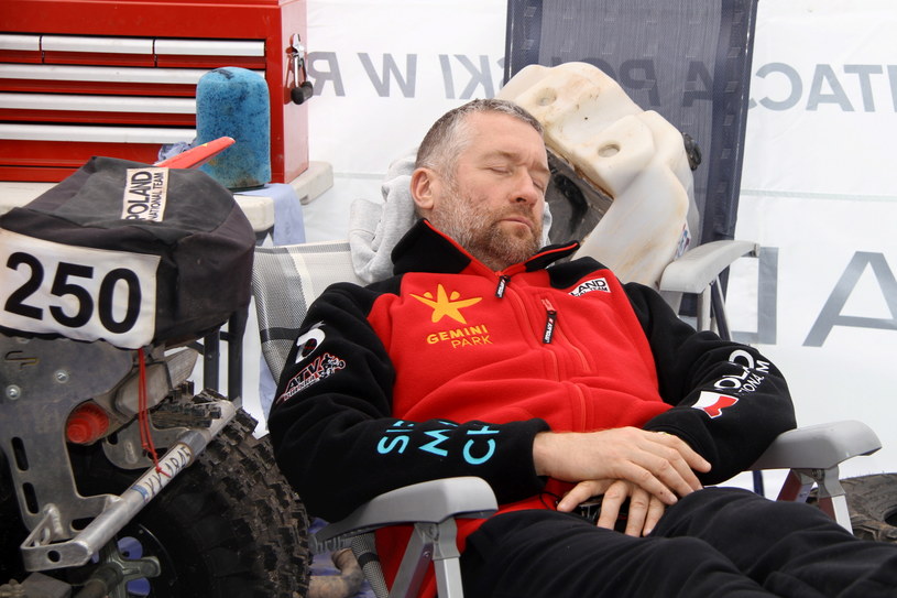 Rafał Sonik odpoczywa podczas dnia przerwy na Dakarze /Kryspin Dworak /PAP