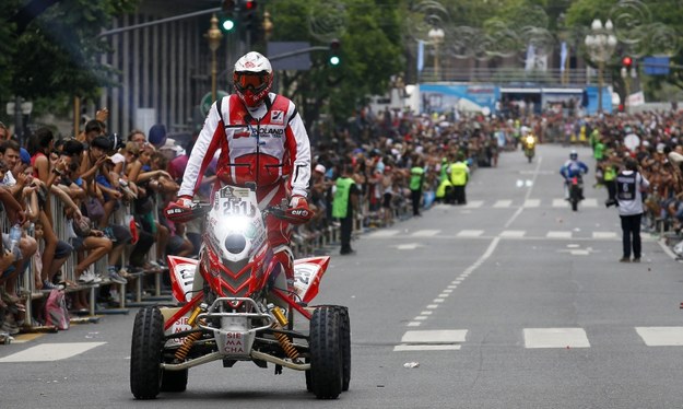 Rafał Sonik podczas ceremonii otwarcia 37. Rajdu Dakar w Buenos Aires /Felipe Trueba /PAP/EPA