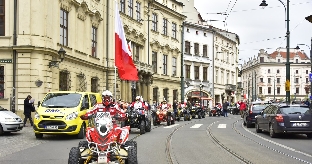 Rafał Sonik w drodze z polską flagą