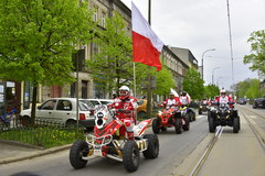 Rafał Sonik w drodze z polską flagą