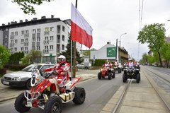 Rafał Sonik w drodze z polską flagą