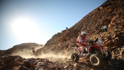 Rafał Sonik wiceliderem rajdu Dakar: "Przemierzanie takich terenów daje niesamowitą frajdę"