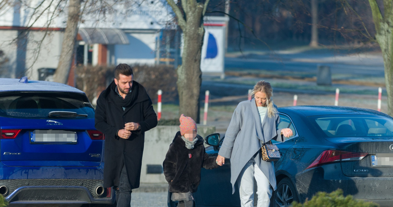 Rafał Szatan i Barbara Kurdej-Szatan z córką /Artur Zawadzki /Reporter