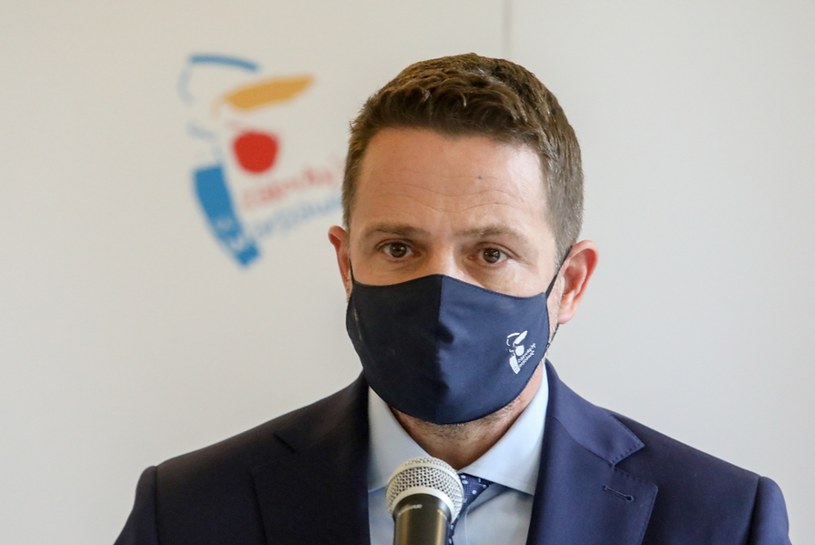 Rafał Trzaskowski apeluje do mieszkańców Warszawy: kupujcie chryzantemy, kupujcie znicze /Tomasz Jastrzębowski /Reporter
