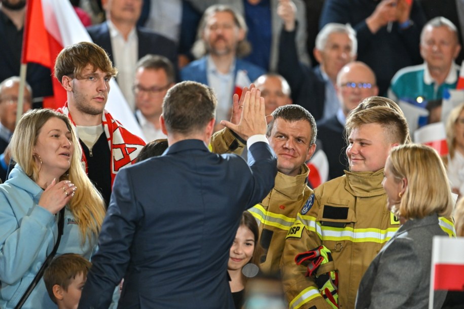 Rafał Trzaskowski (C) z żoną Małgorzatą (P) w sztabie wyborczym w Sandomierzu /Piotr Polak /PAP