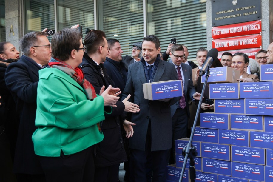 Rafał Trzaskowski i inni politycy przed siedzibą PKW /Rafał Guz /PAP