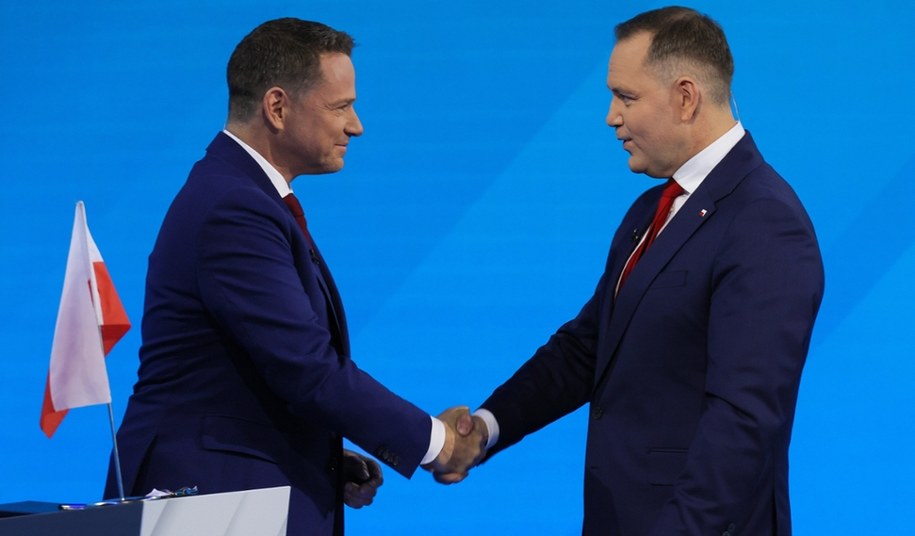 Rafał Trzaskowski i Karol Nawrocki w mocnym uścisku /Paweł Supernak /PAP