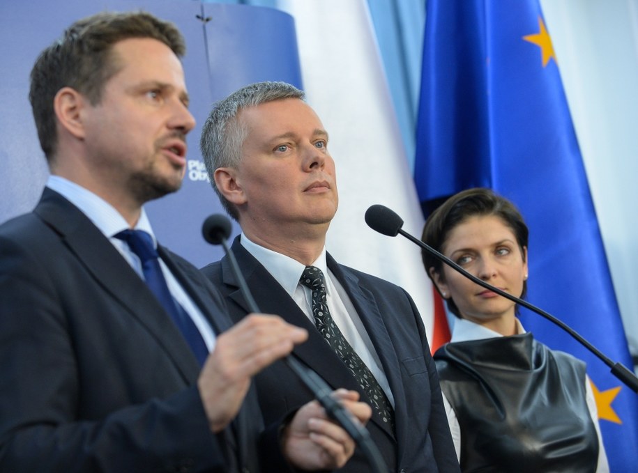 Rafał Trzaskowski (L) i Tomasz Siemoniak (C) /Marcin Obara /PAP