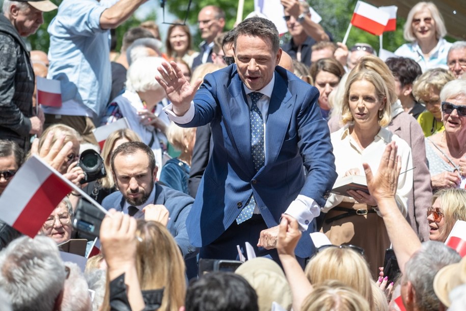 Rafał Trzaskowski oraz jego małżonka Małgorzata Trzaskowskana spotkaniu z seniorami przy fontannie "Grzybek" w Ciechocinku /Tytus Żmijewski /PAP