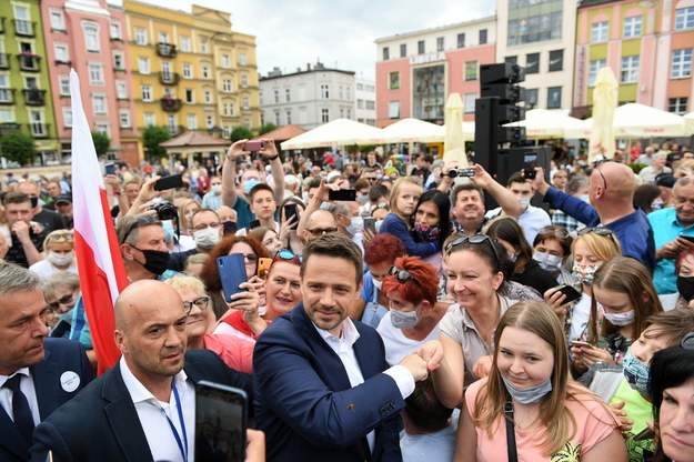 Rafał Trzaskowski podczas wiecu w Chojnicach / 	Adam Warżawa    /PAP