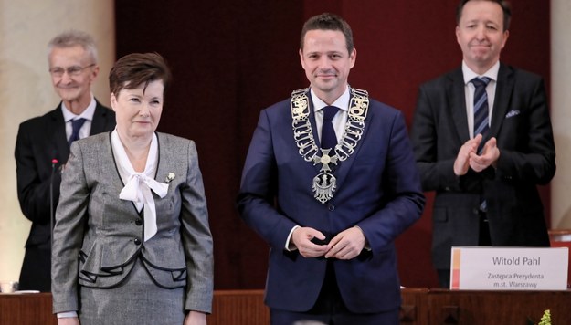 Rafał Trzaskowski podczas zaprzysiężenia na prezydenta Warszawy. Z lewej ustępująca prezydent miasta Hanna Gronkiewicz-Waltz.