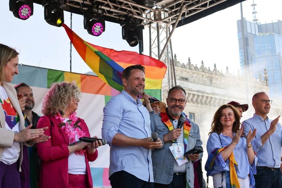 Rafał Trzaskowski przemawiał do uczestników Parady Równości /Albert Zawada /PAP