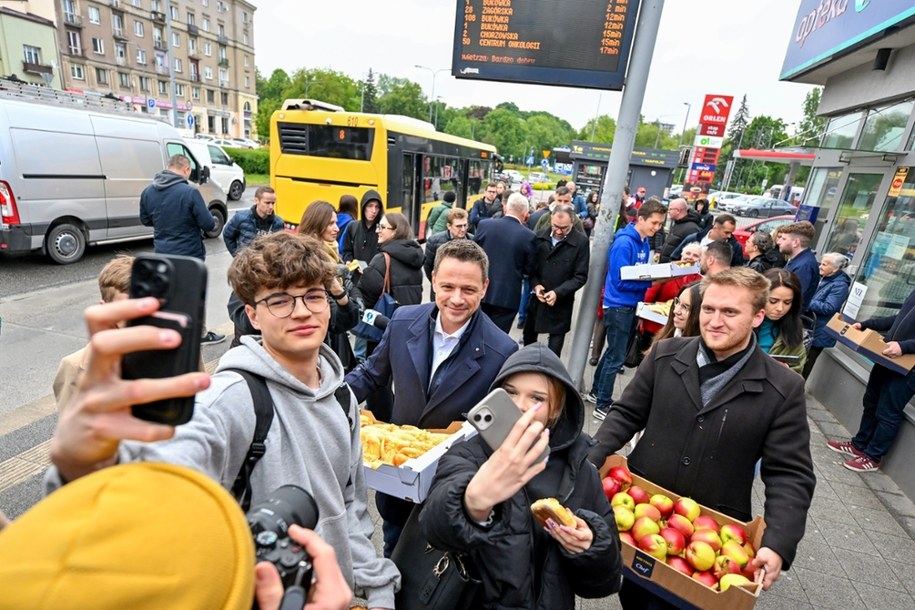Rafał Trzaskowski distribuuje housky a jablka v Kielce /Piotr Polak /PAP