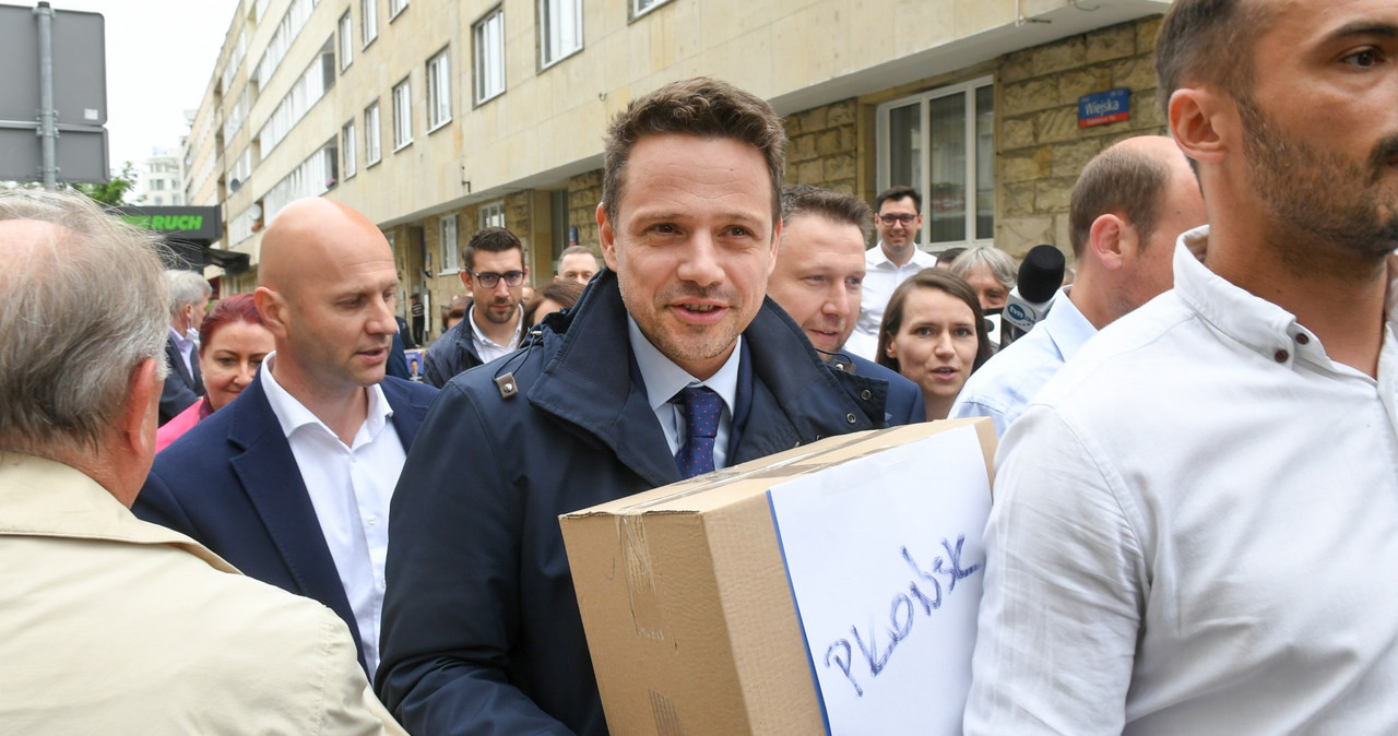 Rafał Trzaskowski w drodze do siedziby PKW /Jacek Domiński /Reporter