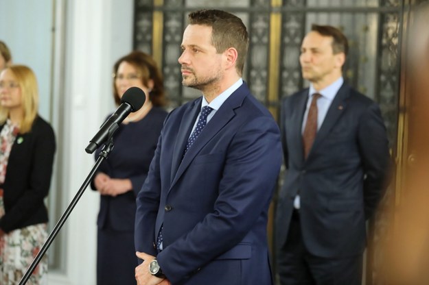 Rafał Trzaskowski, z prawej Radosław Sikorski /Tomasz Gzell /PAP