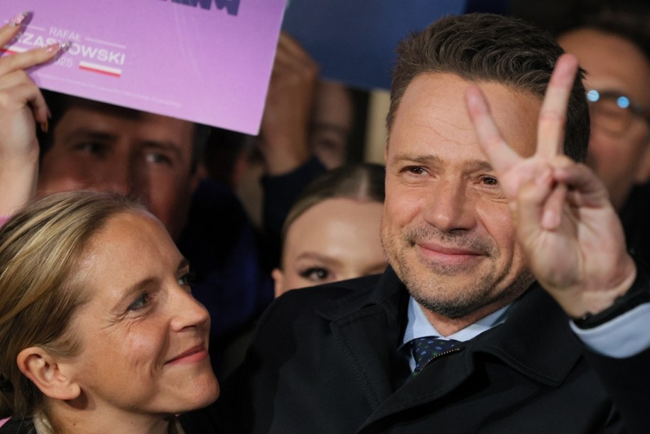 Rafał Trzaskowski z żoną Małgorzatą podczas wydarzenia "Przybij 5-tkę z Trzaskiem" w Pruszkowie /Paweł Supernak /PAP