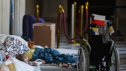 Rafalska prosi o zakończenie protestu w Sejmie. Niepełnosprawni oburzeni