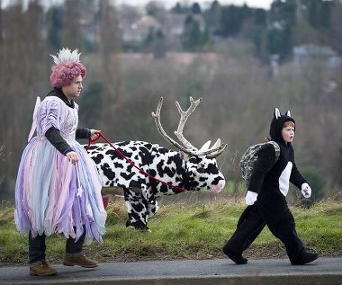 Rafe Spall i Kit Connor w scenie z filmu "Uwolnić Mikołaja!"