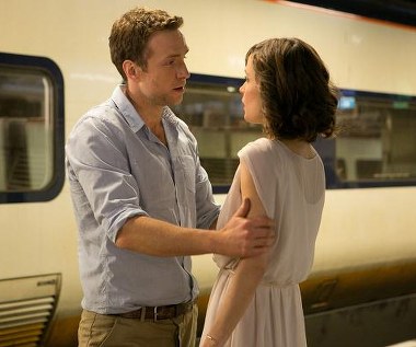 Rafe Spall i Rose Byrne w scenie z filmu "Daje nam rok"