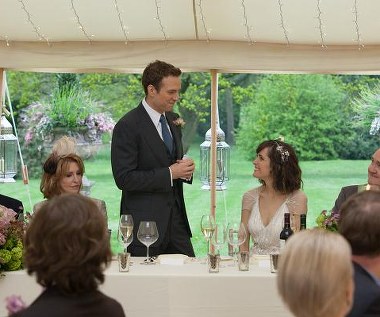 Rafe Spall i Rose Byrne w scenie z filmu "Daje nam rok"