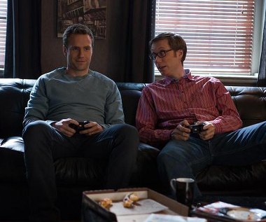 Rafe Spall i Stephen Merchant w scenie z filmu "Daje nam rok"