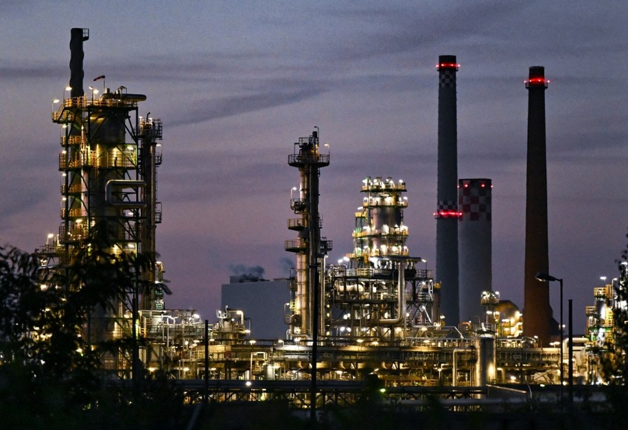 Rafineria ropy naftowej /PATRICK PLEUL/AFP /East News